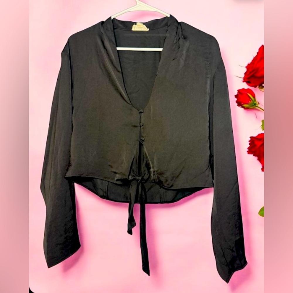 Color black
